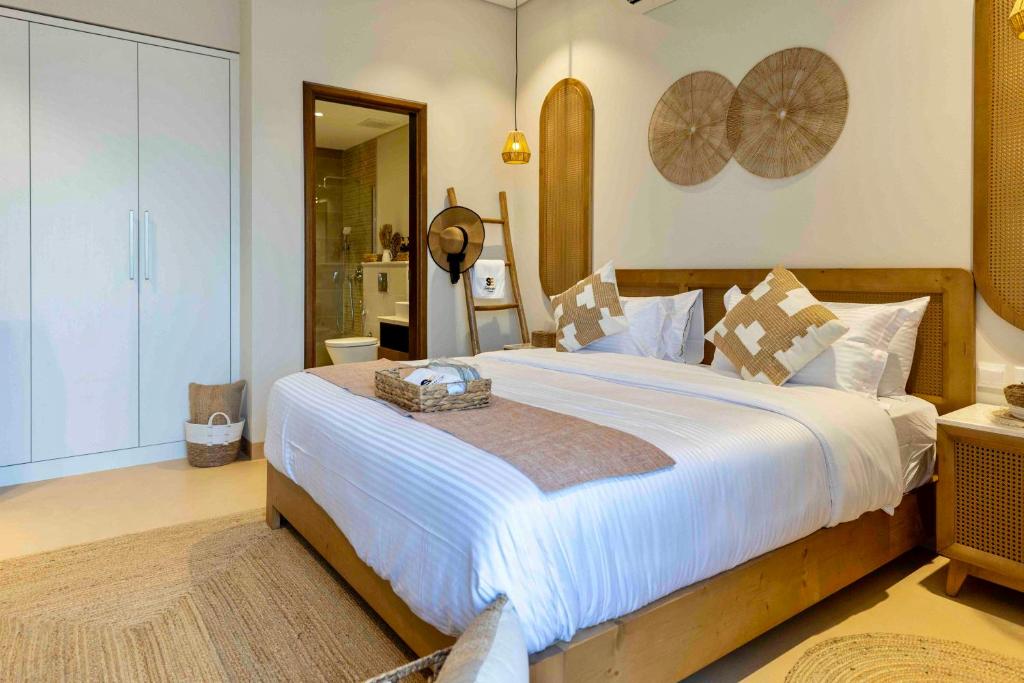 Una cama o camas en una habitación de Sifah Seascape Villa with Private Pool