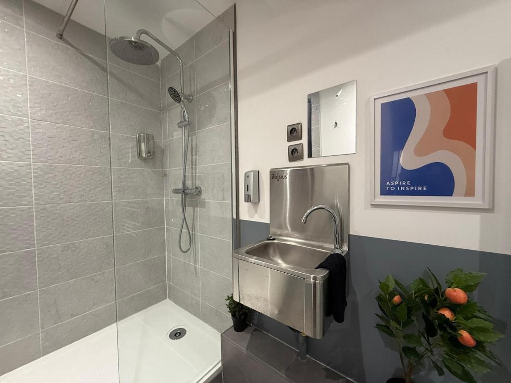 un bagno con doccia, lavandino e WC di The Forbidden Suite - prison a Souppes-sur-Loing