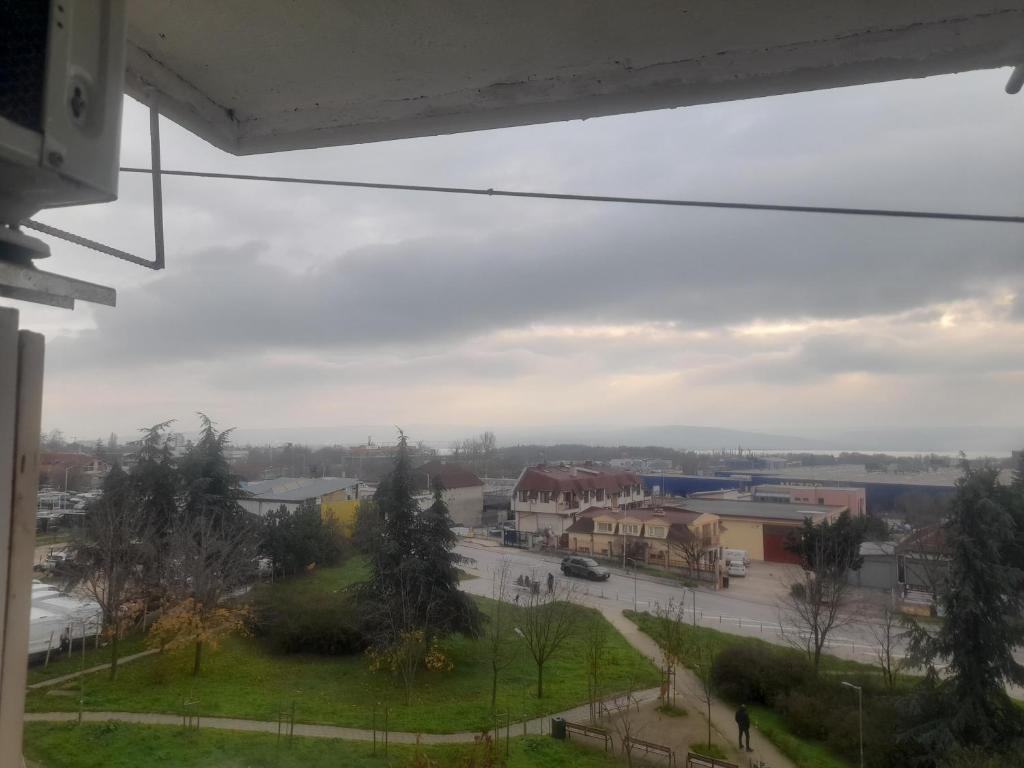 vistas a una ciudad con aparcamiento en prensess, en Varna