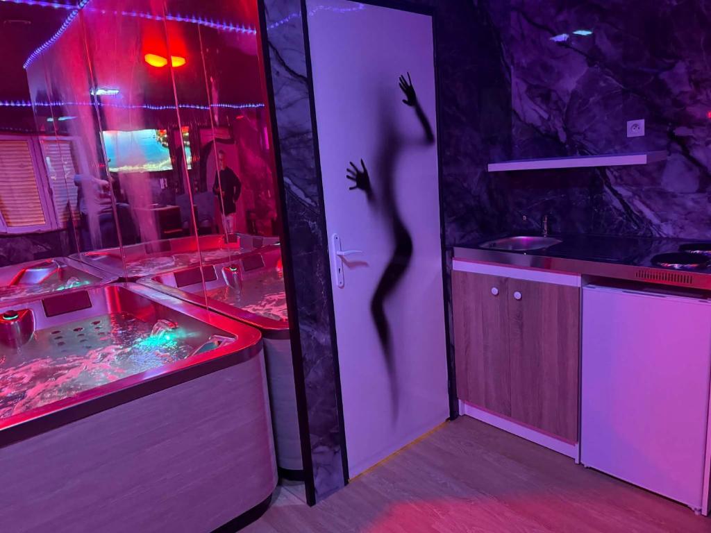 Love And Spa في Thun-Saint-Martin: مطبخ به حوض سمك بجوار باب أبيض