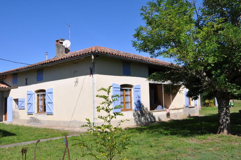 Ferme Les Pigeonnières في Canals: بيت ابيض امامه شجره