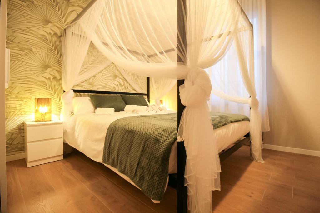 En eller flere senge i et værelse på L'angolo romantico