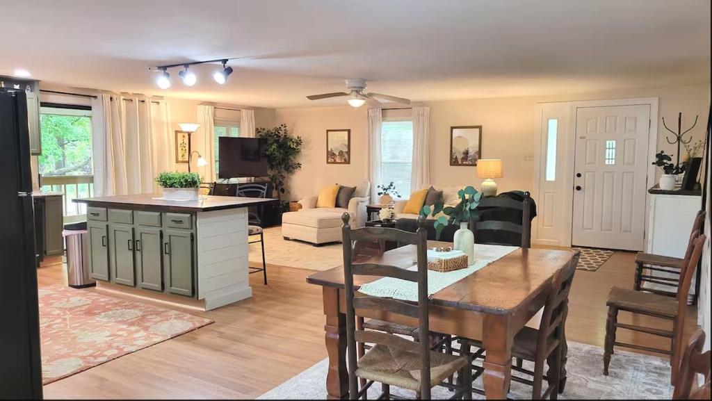 a living room with a kitchen and a dining room at The Great Escape, Black Mountain in Black Mountain