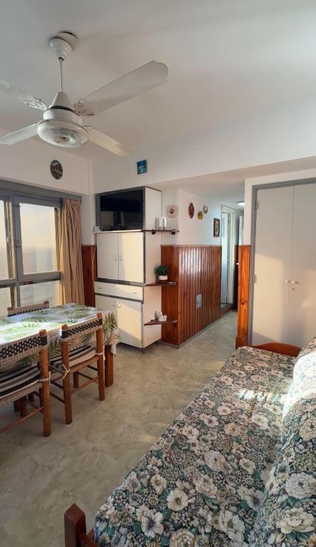 een woonkamer met twee bedden en een tafel bij Miramar Vista al Mar in Miramar