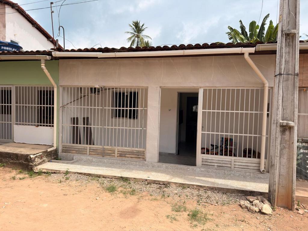 Casa de Praia no Centro de Japaratinga - AL في جاباراتينغا: منزل أمامه بوابة