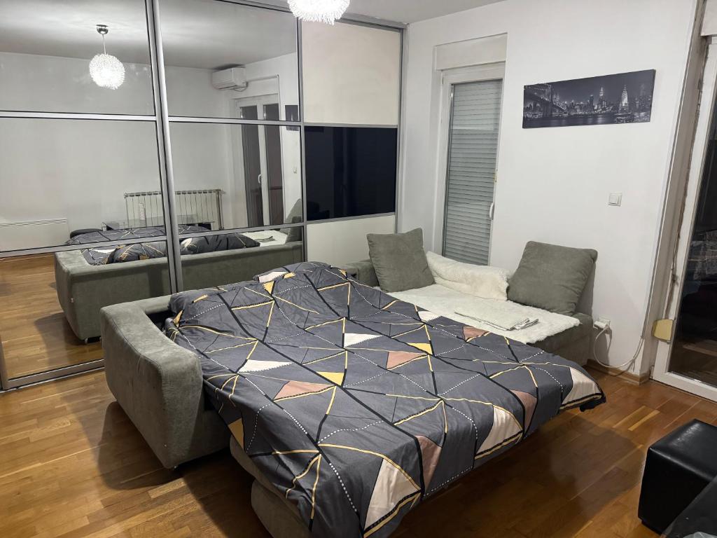 En eller flere senge i et værelse på Cozy Apartment Near Center & Malls