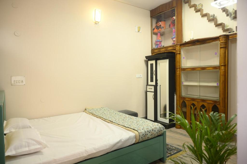 Кровать или кровати в номере Archana Guest House - 10 mins away from Baidyanath Mandir
