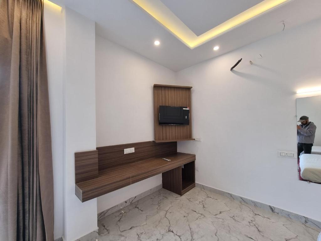 Una televisión o centro de entretenimiento en Luxe Vista Suites