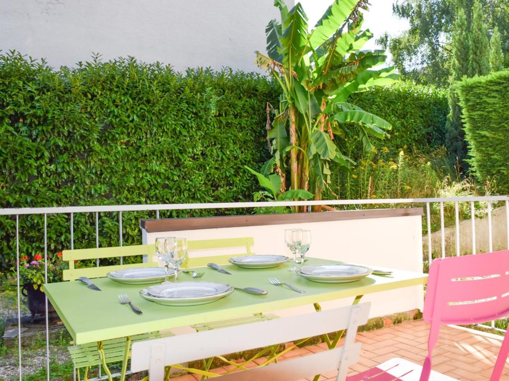 En have udenfor Appartement spacieux à Évian avec terrasse jardin et parking - FR-1-498-40