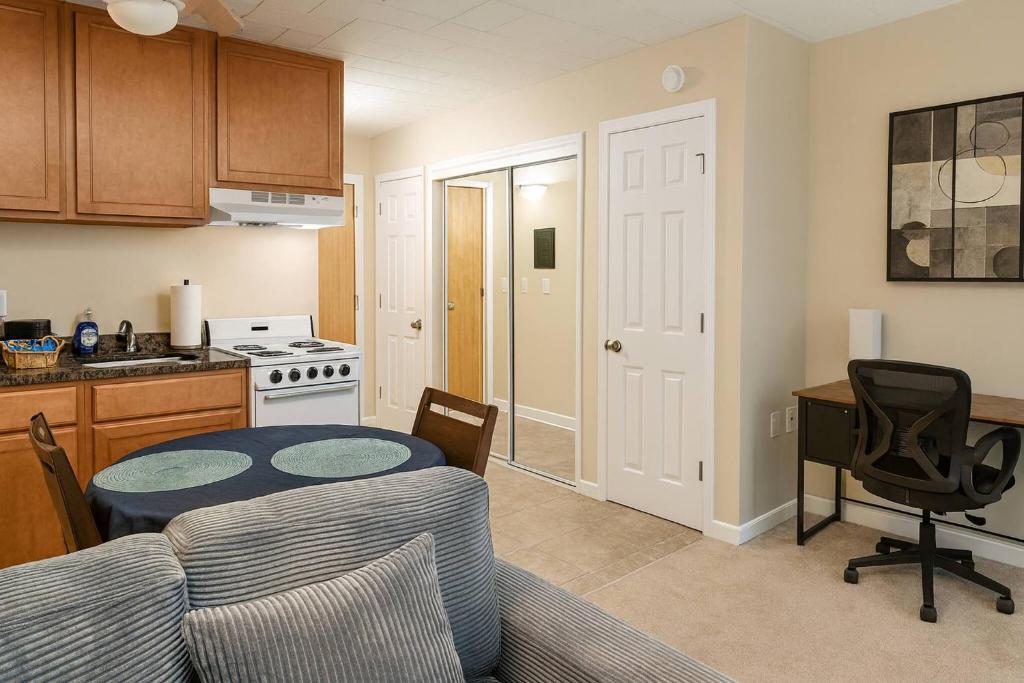 Kuchyň nebo kuchyňský kout v ubytování Downtown A2 Gem - Next to Hospitals, Stadium & Restaurants