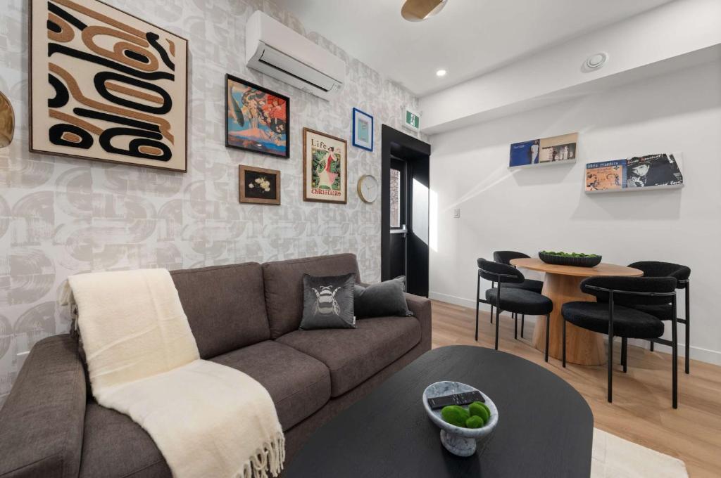 O zonă de relaxare la Casa Hotels McCaul- New Downtown Suite w Laundry