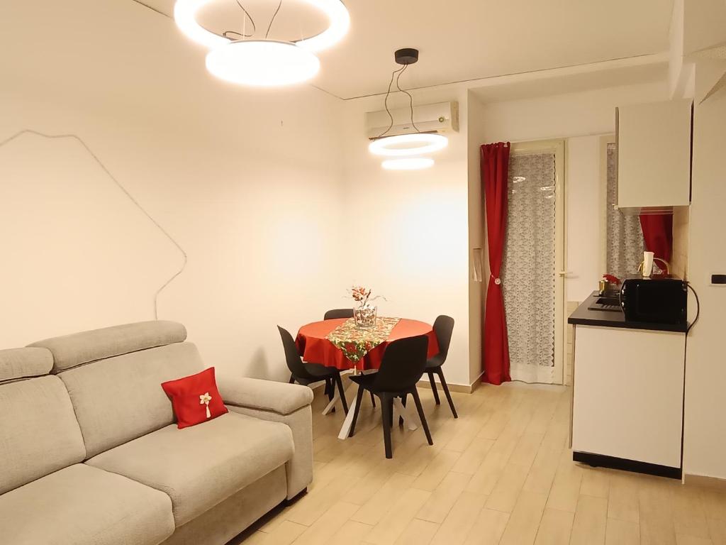 ein Wohnzimmer mit einem Sofa und einem Esstisch in der Unterkunft Suite Napoli Stadio in Neapel