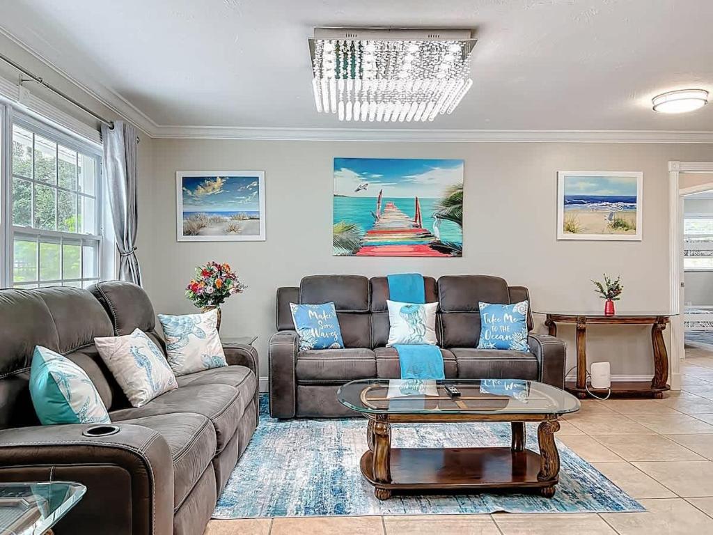een woonkamer met een bank en een tafel bij Siesta Key Paradise for Beach Lovers in Southgate