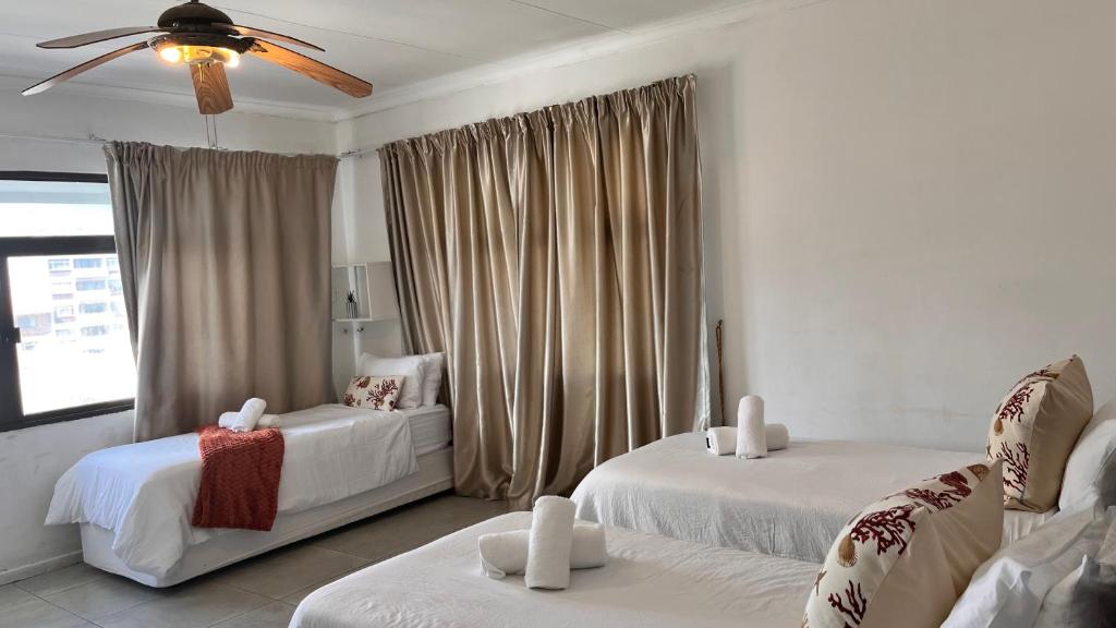 En eller flere senge i et værelse på Rehema Sands