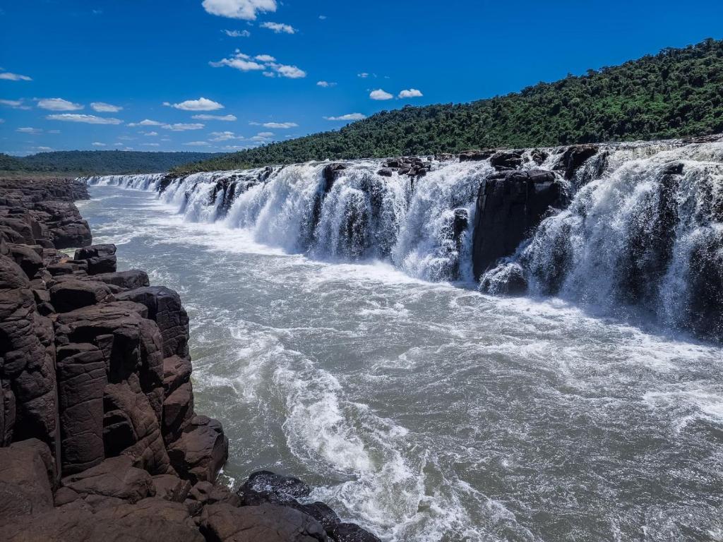 ECOLODGE PIEDRA Y AGUA في إل سوبربيو: شلال في وسط النهر