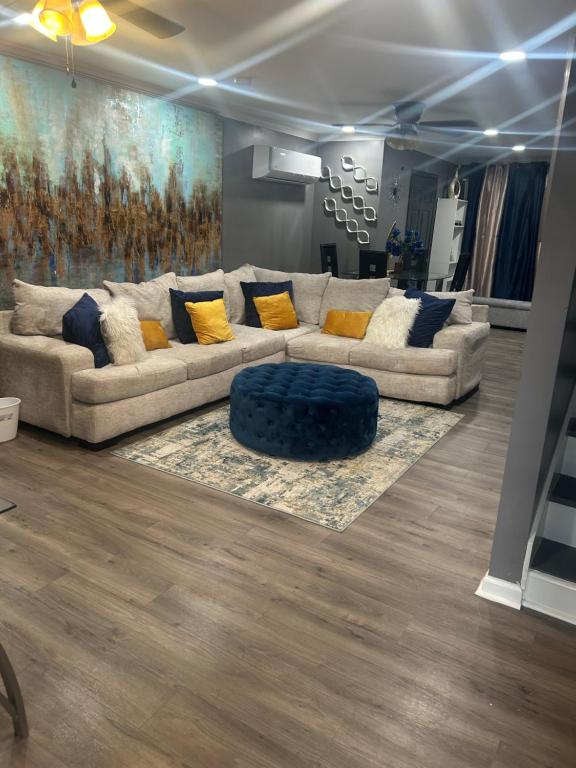 メンフィスにあるBannock placeのリビングルーム(ソファ、青いオットマン付)