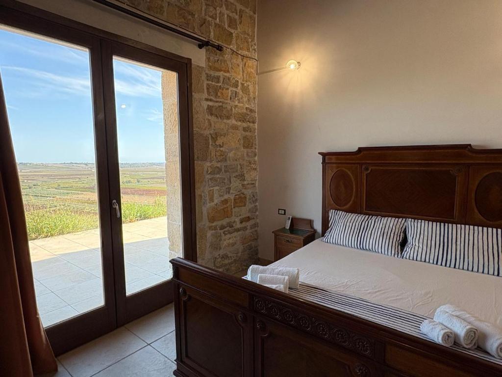 Stunning view Pool Garden AC Private parking في مارينيلا دي سيلينونتي: غرفة نوم بها سرير ونافذة كبيرة