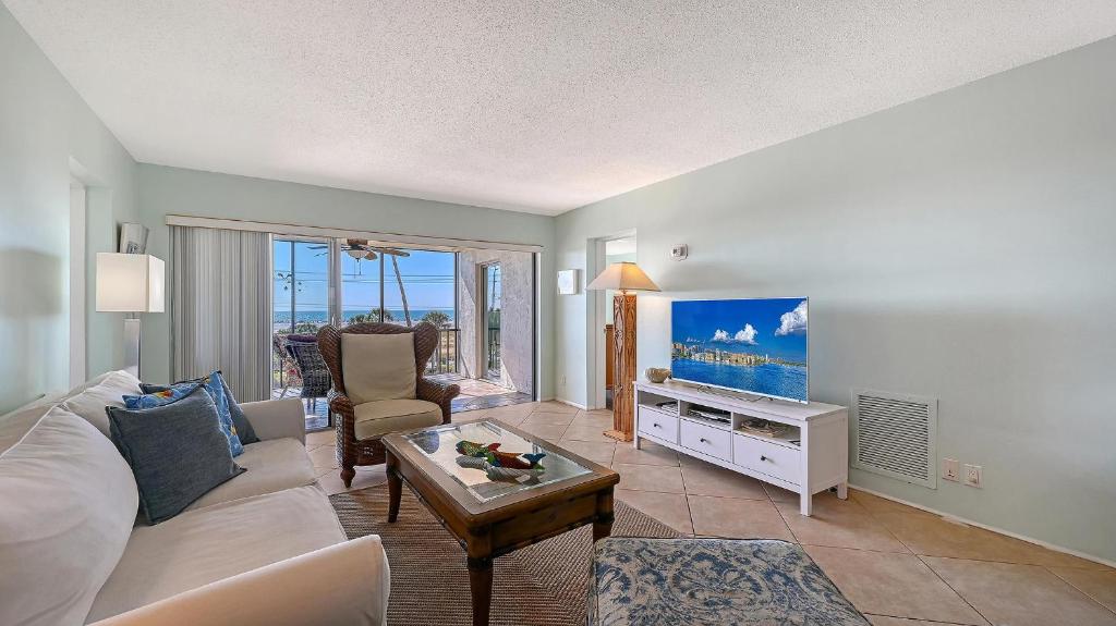 TV/trung tâm giải trí tại Crescent Royale Condominiums 306