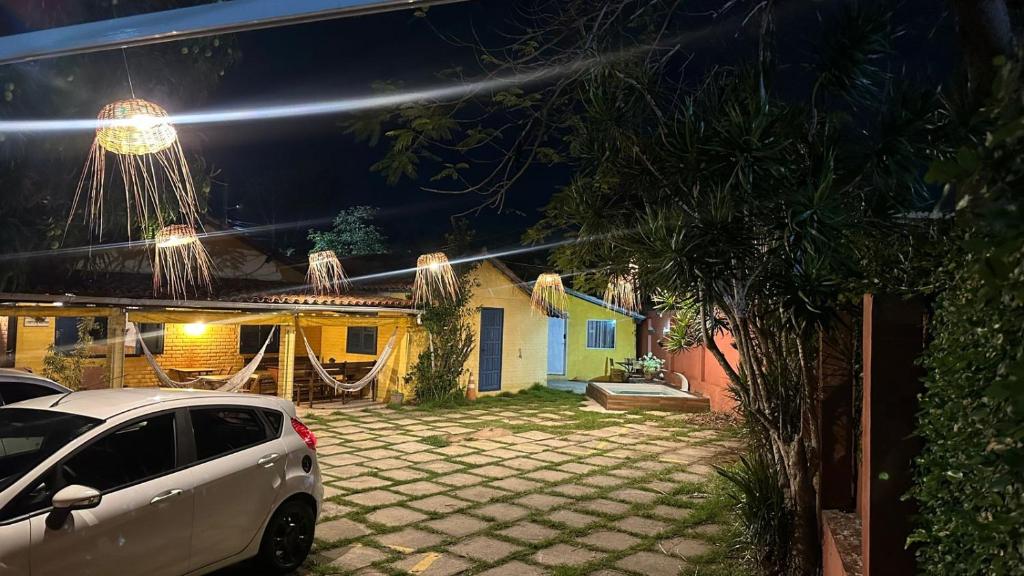 um carro estacionado em frente a uma casa à noite em Hospedagem do Iago em Cabo Frio
