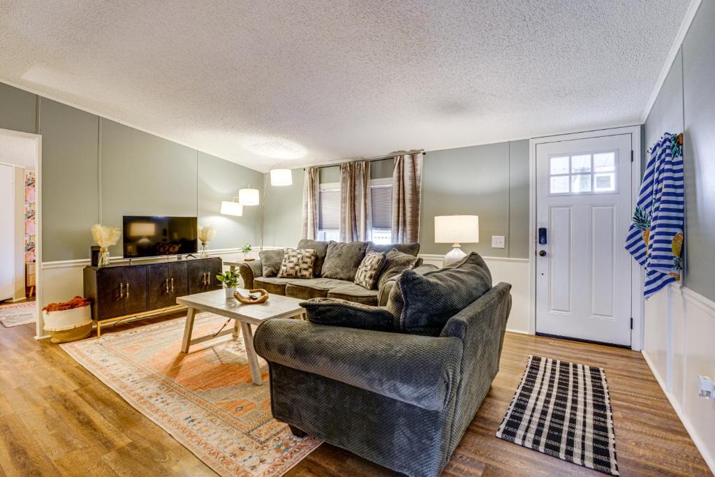 Un lugar para sentarse en 6 Mi to State Harbor! Stylish Port Austin Home