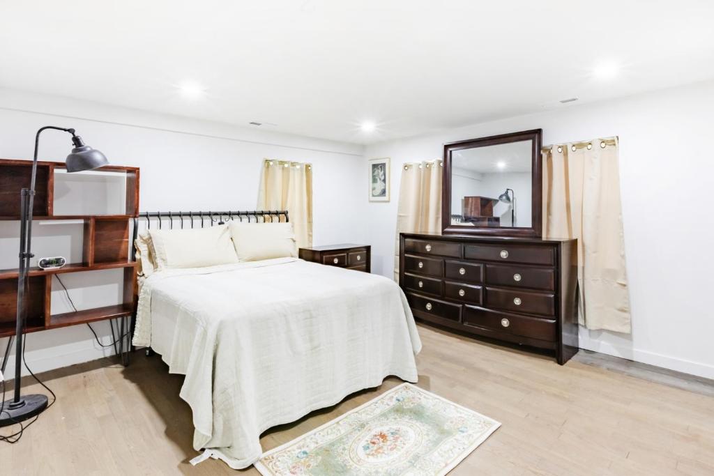 Giường trong phòng chung tại Fresh 2BR Duplex • Pets Welcome