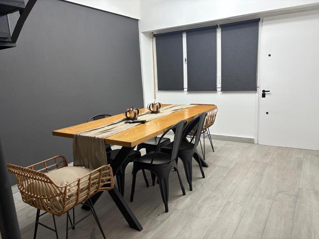 une salle à manger avec une table et des chaises en bois dans l'établissement Dpto Moya, à La Porteña