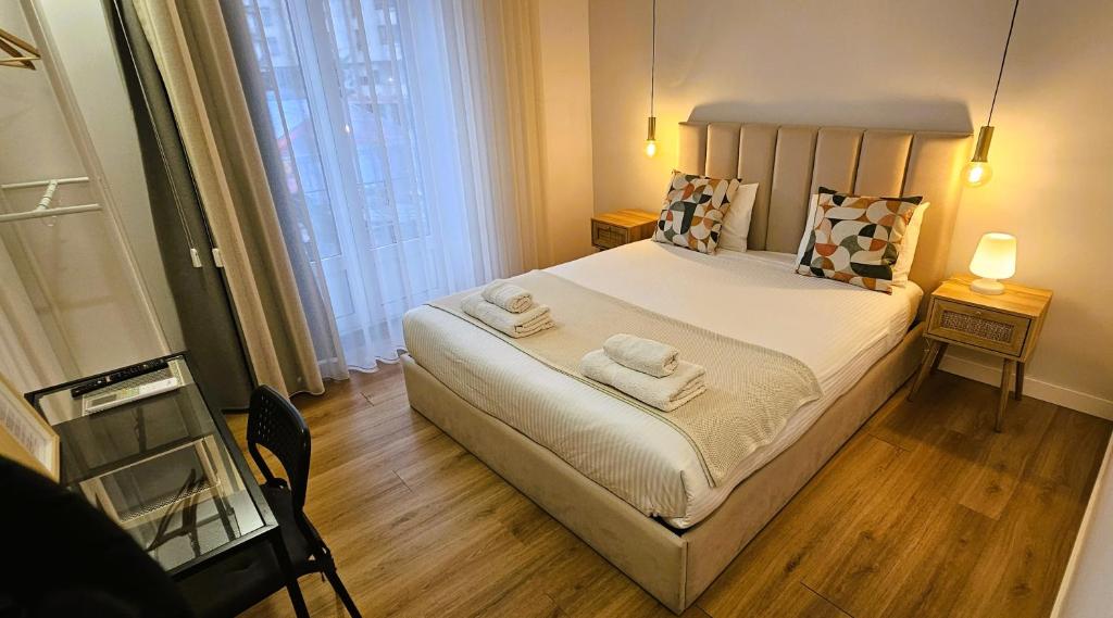 Je T'aime Solar São João في ساو جواو دا ماديرا: غرفة نوم بها سرير مع مناشف عليه