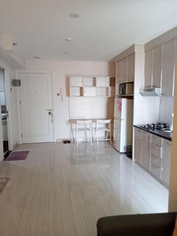 Køkken eller tekøkken på Apartemen Sunter Green Lake