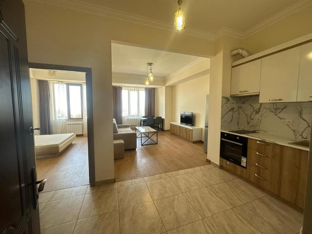 un ampio soggiorno con cucina e soggiorno di Apartment in Yerevan a Yerevan