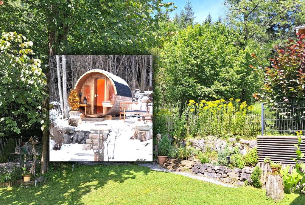 En have udenfor Ferienhaus Lechner am Waldrand mit Sauna, Bergblick und Naturgarten"