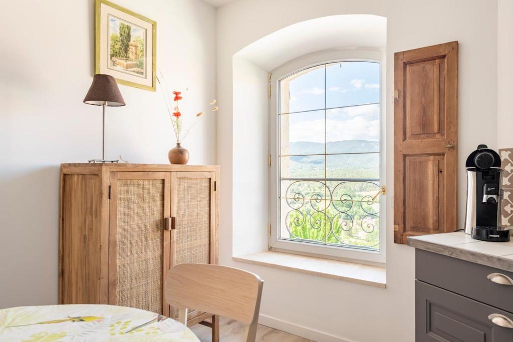 L'insouciance, a cottage in Provence في La Celle-sous-Gouzon: مطبخ مع نافذة وطاولة