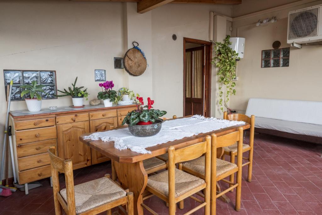 a dining room with a table and chairs at Casa di Rosy in San Sperate