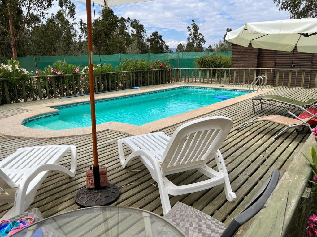 Bazén v ubytování Parcela en Condominio, comuna Zapallar nebo v jeho okolí