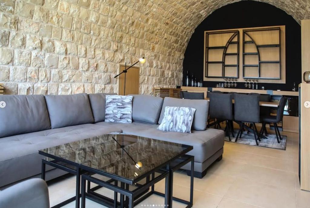 un soggiorno con un divano e un tavolo di Ibiza a Batroûn