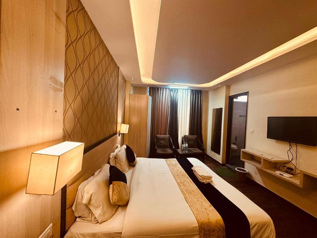 Ένα ή περισσότερα κρεβάτια σε δωμάτιο στο Neo Royal Residency - The Cozy Stay Lodge Manali