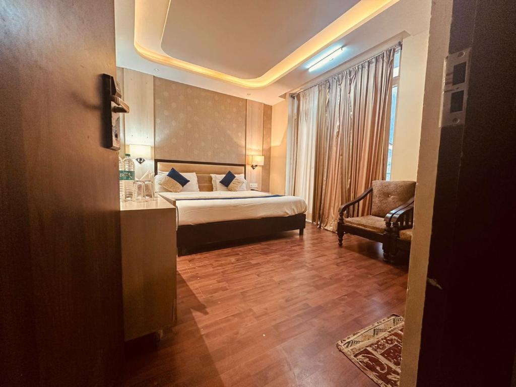 Ένα ή περισσότερα κρεβάτια σε δωμάτιο στο Neo Royal Residency - The Cozy Stay Lodge Manali