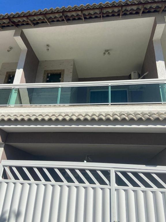 a building with a balcony on the top of it at Sabrina · Duplex com excelente localização, em Muriqui in Mangaratiba