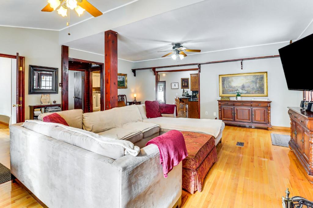 TV a/nebo společenská místnost v ubytování 4 Mi to Camelback! Group-Friendly Poconos Cabin