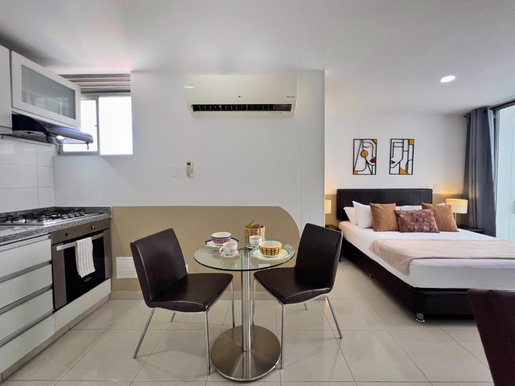 una habitación con una cama, una mesa y sillas en Amoblados Casa de Pinos Bucaramanga, en Bucaramanga