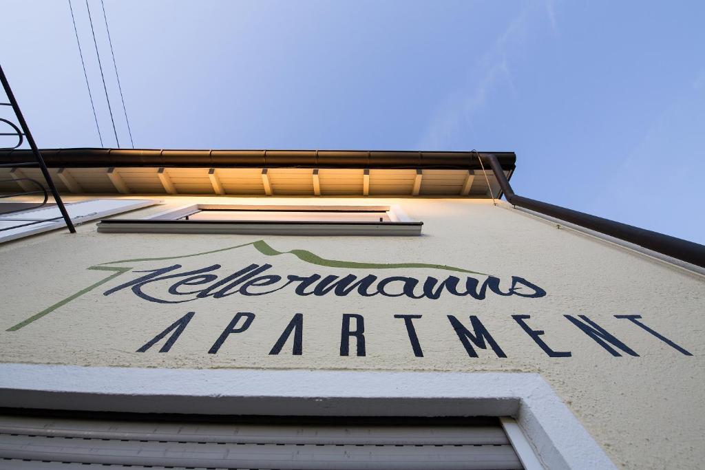 a sign for a restaurant on the side of a building at Kellermanns-Apartment in Memmingen