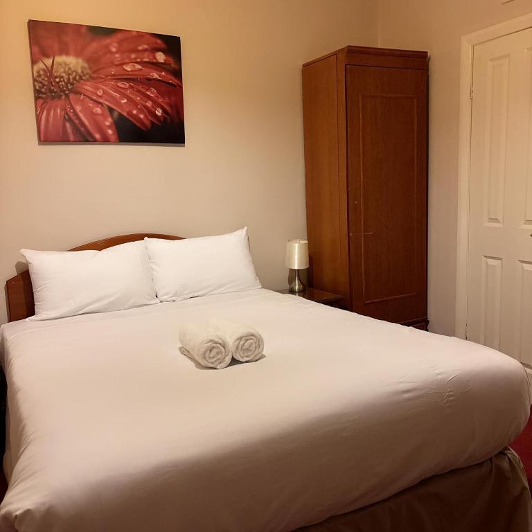 Una cama o camas en una habitación de Wimblehurst Hotel