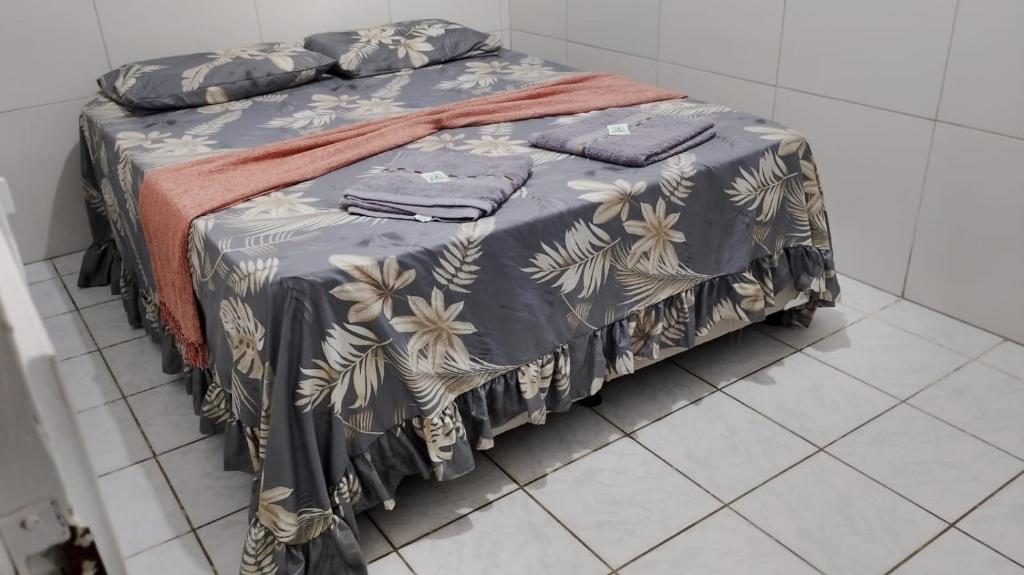 una camera con un letto con una coperta blu e dorata di W loft residence entire Apartamentos a Recife