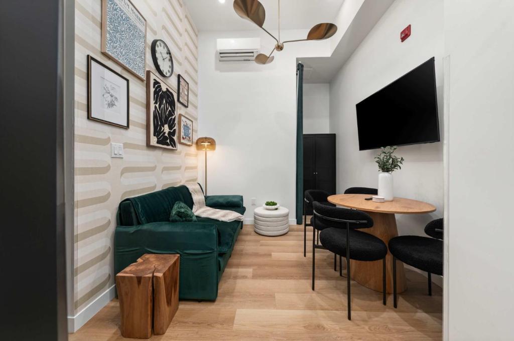 O zonă de relaxare la Casa Hotels McCaul- Modern Baldwin Village Suite