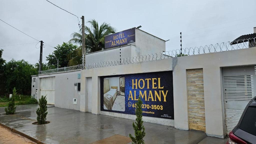 Een hotel heeft altijd een uithangbord aan de zijkant van een gebouw. bij Hotel Almany in Palmas