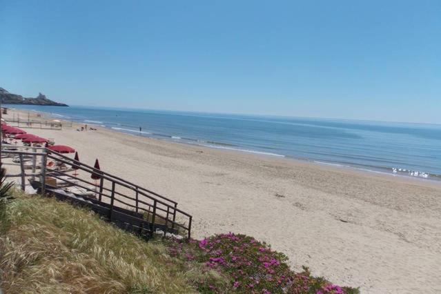 plaża z parasolami i krzesłami oraz ocean w obiekcie Blue sky w mieście Sperlonga