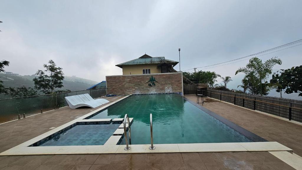 een zwembad op het dak van een gebouw bij Cliff Inn Mountain Resort in Vagamon