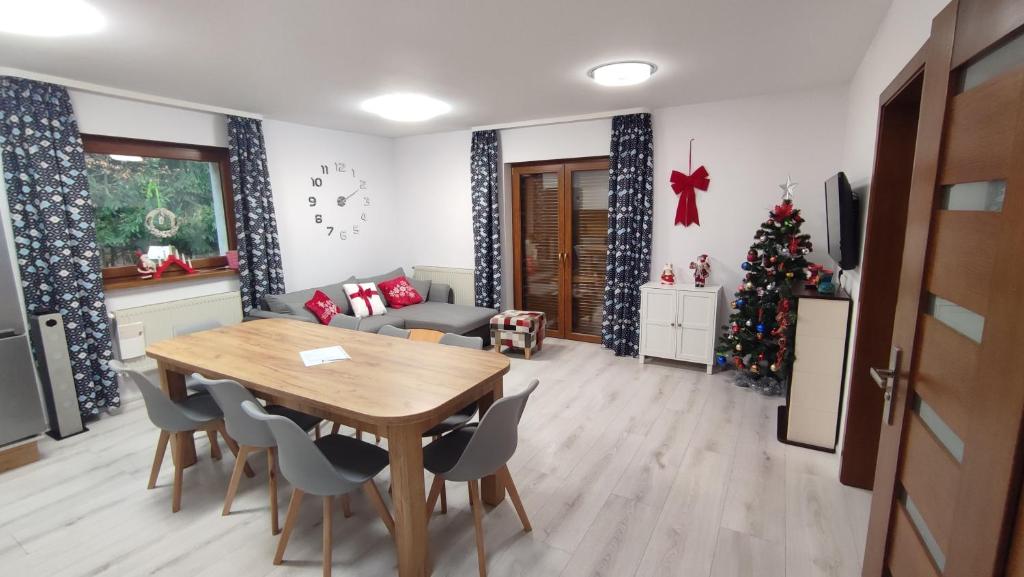 斯克拉斯卡波伦巴Furtka do Lasu的客厅配有桌子和圣诞树