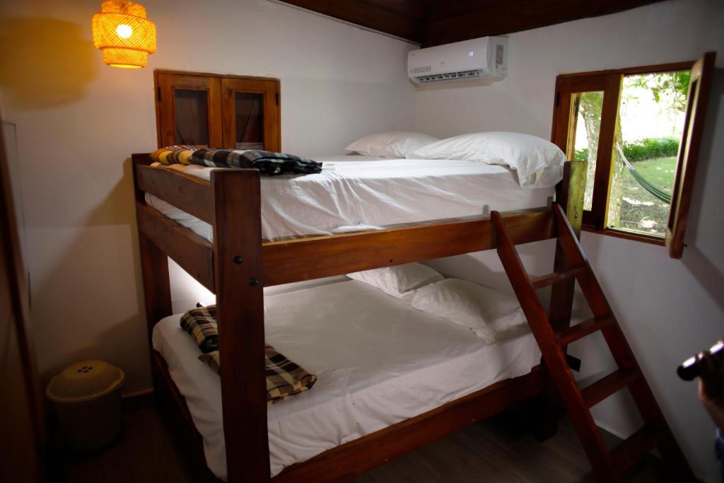 due letti a castello in una stanza con finestra di Villa refugio de paz a Bayaguana