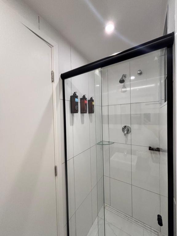 una doccia con una porta in vetro in un bagno di Quarto master Fortaleza Sul a Fortaleza