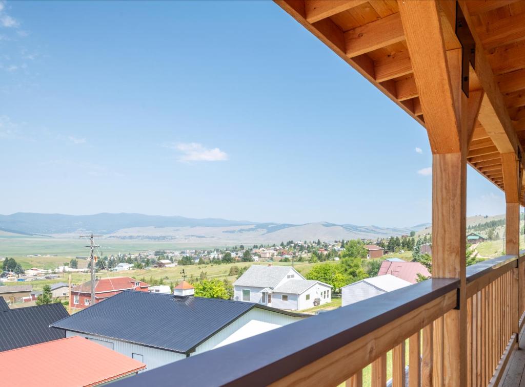 Nespecifikovaný výhled na hory nebo výhled na hory při pohledu z prázdninového domu